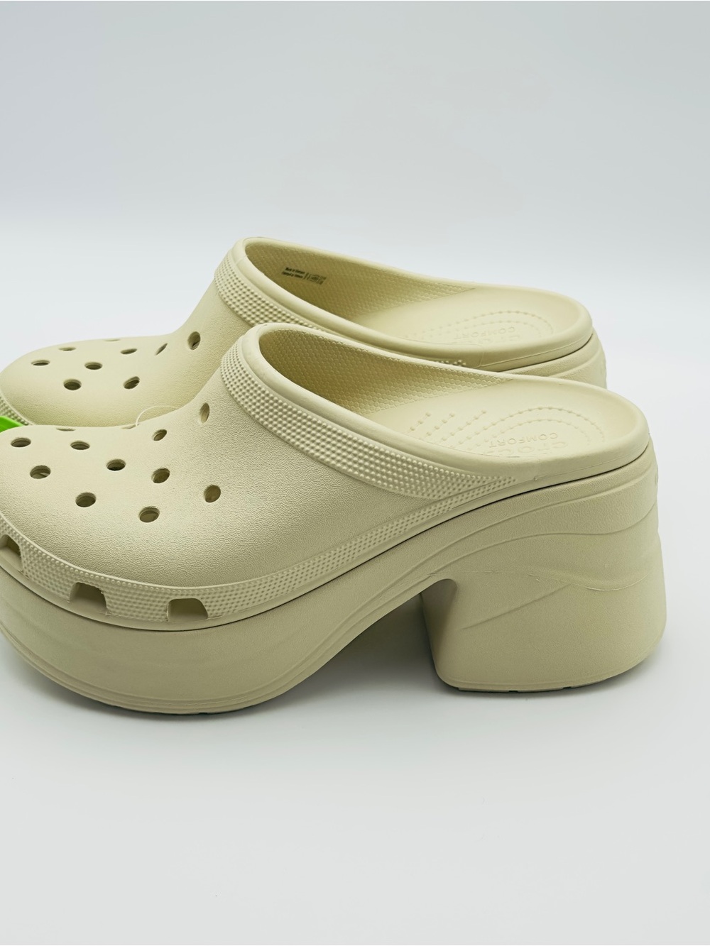 CROCS Women’s Siren Clog in Color Bone. Chunky high-heeled platform Clog US W10